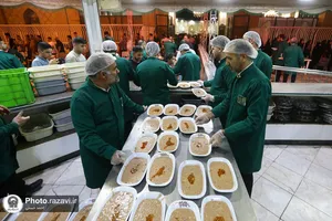 توزیع شله در چایخانه حرم مطهر رضوی