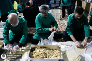 خدمت&zwnj;رسانی خدام حرم مطهر رضوی به زائران اربعین حسینی در کاظمین
