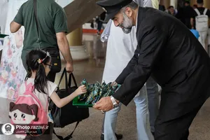 استقبال خدام از زائرین حرم رضوی در فرودگاه مشهد