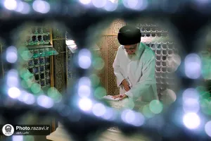 تصاویری از رهبر شهید انقلاب در مراسم غبارروبی حرم مطهر رضوی
