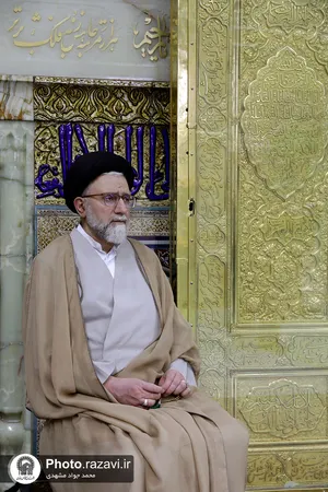غبارروبی ضریح مطهر امام رضا علیه&zwnj;السلام