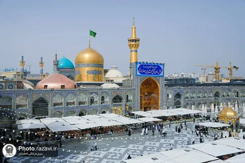 تركيب لافتات بمناسبة ولادة الإمام الهادي (ع) في الحرم الرضويّ الشریف