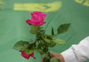 غبارروبی و عطرافشانی مزار مطهر شهدا در گلستان شهدای اصفهان همزمان با شروع دهه کرامت / گزارش تصویری