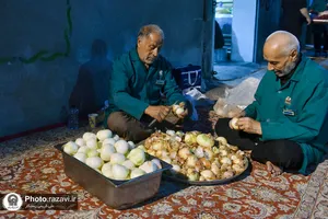 پخت غذا جهت توزیع در مراسم جاماندگان اربعین حسینی