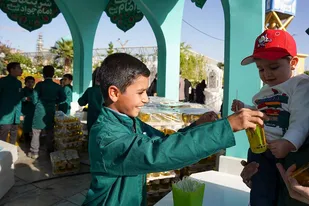 شربتخانه امام جواد علیه‌السلام به مناسبت روز جهانی کودک
