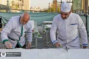 پخت و توزیع کیک در شام میلاد حضرت زینب(سلام الله علیها)