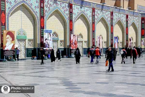 روایت تصویری از رهبر شهید انقلاب در صحن کوثر حرم مطهر رضوی