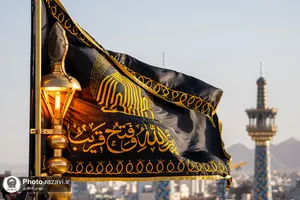 اهتزاز پرچم مشکی گنبد منور رضوی به مناسبت شهادت دبیر کل حزب الله لبنان