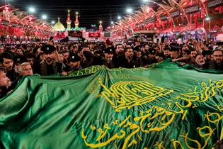 عزاداری کاروان سفیران امام رئوف علیه‌السلام در بین‌الحرمین