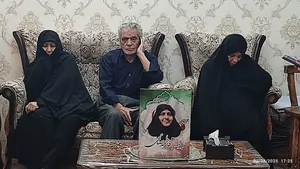 دیدار صمیمانه خادمیاران رضوی با خانواده شهیده فاطمه صالحی به مناسبت هفته خبرنگار/ عکس و فیلم