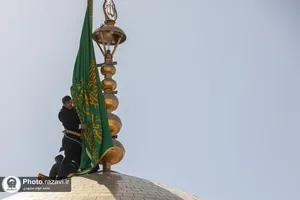 آیین تعویض پوش ضریح و پرچم گنبد منور رضوی در روز میلاد امام مهربانی&zwnj;ها