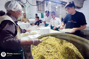توزیع غذای متبرک حضرت بین زلزله زدگان کاشمر
