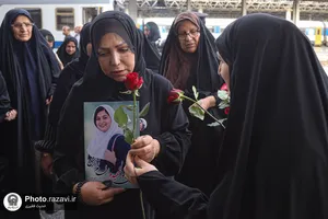 استقبال از خانواده شهدا و مجروحان لامرد در ایستگاه راه آهن مشهد