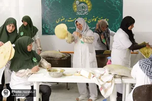 بازدید مدیر عامل بنیاد کرامت رضوی از فرآیند پخت نان برای سیل زدگان مشهدی