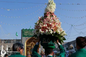 نصب کتیبه غدیریه در حرم مطهر رضوی