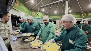 خادمیاران ملایری در چایخانه رضوی؛ تلفیق عشق و خدمت با طعم سوغات ملایر/ گزارش تصویری