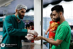 تشرف و خدمت چهره های فوتبالی در حرم مطهر رضوی