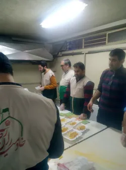 خدمت رسانی خادمیاران در زلزله خوی؛ از طبخ و توزیع غذا تا تقسیم اقلام اساسی