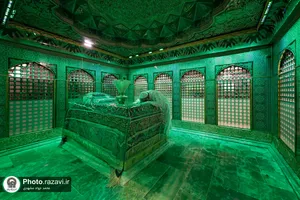 غبارروبی ضریح مطهر امام رضا علیه&zwnj;السلام
