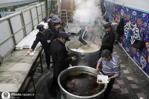 توزیع غذای نذری به مناسبت رحلت حضرت زینب(سلام الله علیها)