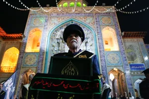 لاله&zwnj;گردانی خادم&zwnj;یاران فارس در سوگ امام رضا (ع) + تصاویر