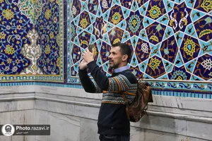 تشرف جمعی از مهمانان همایش بین&zwnj;المللی کتابخانه&zwnj;های عمومی کشور به حرم مطهر رضوی