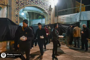 توزیع غذای متبرک حضرت در حرم مطهر رضوی