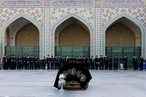 مراسم تشییع پیکر همسر مکرمه آیت الله وحید خراسانی در حرم مطهر رضوی
