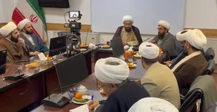 خطبای حرم مطهر رضوی میزبان جلسه تخصصی با شیخ حامد کاشانی؛ اهمیت «حرف ضابطه‌مند» در منبرخوانی