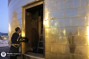 تعویض پرچم گنبد منور رضوی به مناسبت شهادت امام صادق علیه السلام