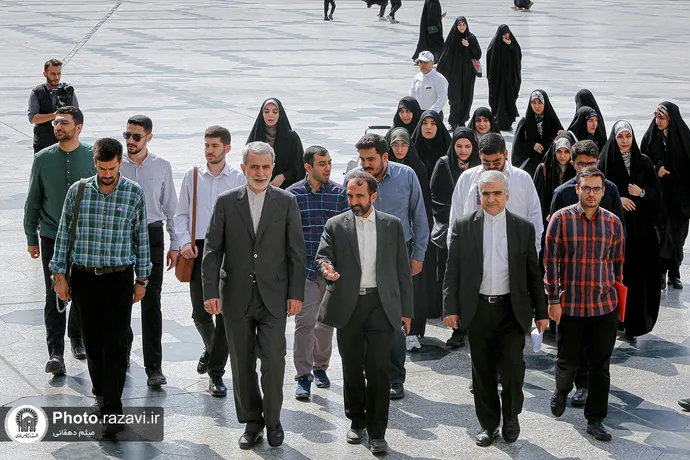 وزارت خارجہ کے شعبہ انٹرنیشنل ریلشنز کے کالج کے طلباء کی حرم امام رضا(ع) میں حاضری
