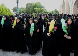 غبارروبی و عطرافشانی مزار مطهر شهدا در گلستان شهدای اصفهان همزمان با شروع دهه کرامت / گزارش تصویری