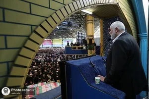اقامه نماز رهبر انقلاب بر پیکر رئیس&zwnj;جمهور شهید و همراهان گرامی ایشان