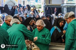 پذیرایی از زائران بارگاه منور رضوی در چایخانه حضرت