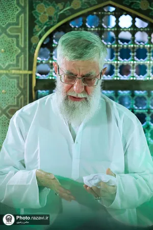 تصاویری از رهبر شهید انقلاب در مراسم غبارروبی حرم مطهر رضوی