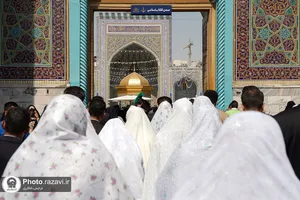 تشرف زوج&zwnj;های جوان به حرم مطهر رضوی