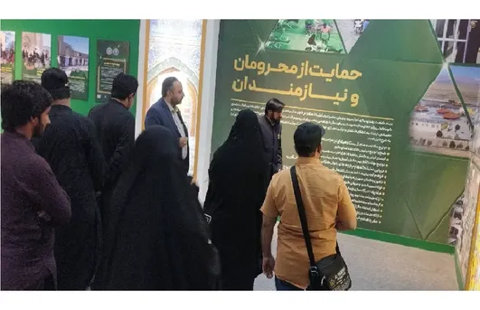 زيارة جماعية لزائرين من باكستان لمعرض رواق الخدمة في الحرم الرضوي الشریف