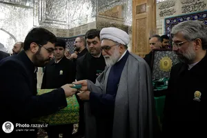 غبارروبی ضریح مطهر امام رضا علیه&zwnj;السلام