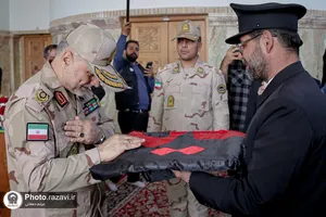 اهدا پرچم حرم مطهر امام حسین علیه السلام به آستان قدس رضوی