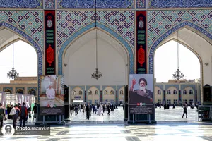 روایت تصویری از رهبر شهید انقلاب در صحن کوثر حرم مطهر رضوی