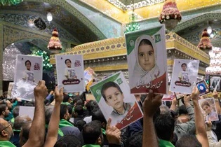 غبارروبی ضریح مطهر حضرت رضا علیه‌السلام در دهه کرامت