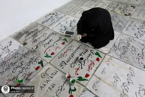 رنگ آمیزی قبور شهدای مدفون در بهشت ثامن&zwnj;الائمه حرم مطهر رضوی