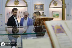 تشرف جمعی از مهمانان همایش بین&zwnj;المللی کتابخانه&zwnj;های عمومی کشور به حرم مطهر رضوی