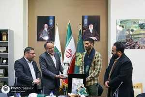 اهدای مدال محمد انصاری به آستان قدس رضوی