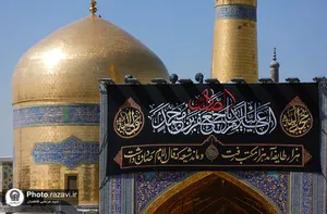 تعویض پرچم گنبد منور رضوی به مناسبت شهادت امام صادق علیه السلام