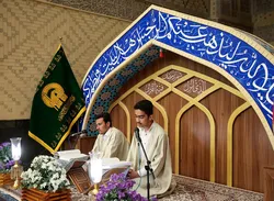 زائران میهمان کرسی تلاوت قرآن پسران نوجوان 