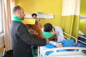 عیادت و دلجویی خادمیاران کرمانی از مسافرین و زائران حادثه اتوبوس راور به مشهد/ گزارش تصویری