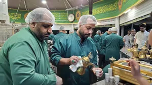 خادمیاران ملایری در چایخانه رضوی؛ تلفیق عشق و خدمت با طعم سوغات ملایر/ گزارش تصویری