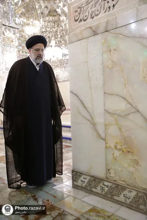 تصاویری از آیت الله شهید سید ابراهیم رئیسی در مراسم غبارروبی حرم مطهر رضوی