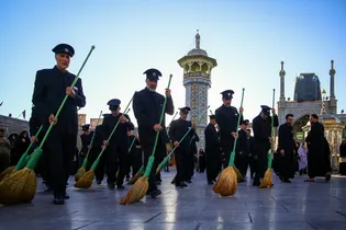 آیین جاروکشی حرم حضرت معصومه سلام‌الله علیها توسط خادمان حرم مطهر رضوی